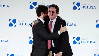 El expresidente del PP, Pablo Casado, abraza a Antonio Garamendi en un encuentro en el mes de enero.