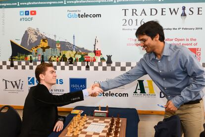 David Antón, sentado, saluda a Pentala Harikrishna al inicio de la partida entre ambos en la 9ª ronda de Gibraltar