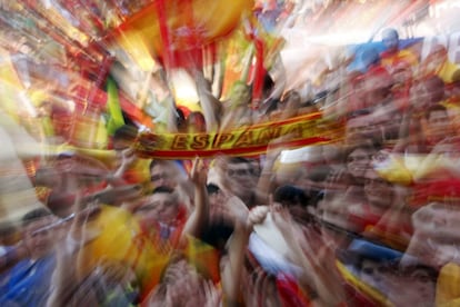 Celebración de la victoria española en la plaza de Colón de Madrid.