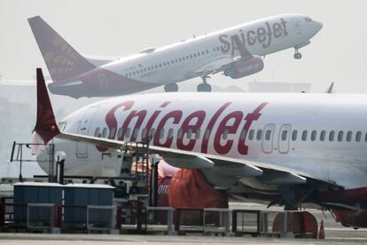 Imagen de archivo de 2019 de un avión de la compañía SpiceJet en el aeropuerto de Calcuta (India).