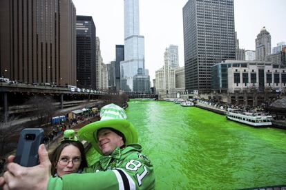 Stacey Peterson y Kevin McGuire se hacen una foto con el río Chicago teñido de verde.
