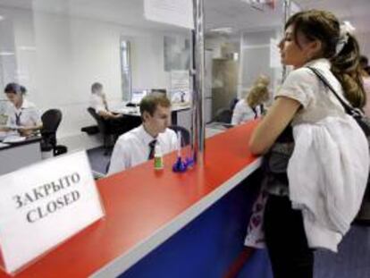 Una joven rusa tramita la expedición de un visado en la oficina de visados de la embajada británica en Moscú, en septiembre de 2019.