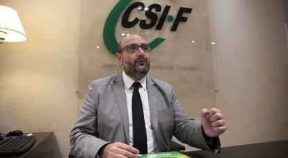 Miguel Borra presidente del CSI-F en su despacho en la sede del sindicato.