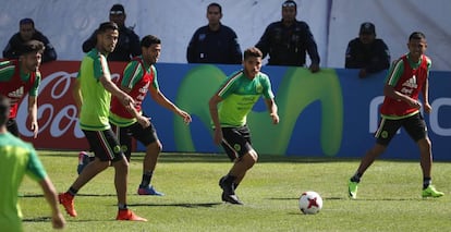 Peralta, Reyes, Vela, Jonathan y Hernández durante un entrenamiento de México