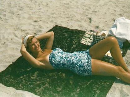 Sylvia Plath, en vestit de bany, en una imatge tuitejada per Eterna Cadencia.