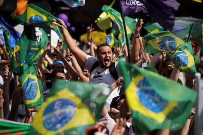 Manifestantes contra Bolsonaro no domingo, na avenida Paulista, em São Paulo.