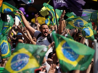 Manifestantes contra Bolsonaro no domingo, na avenida Paulista, em São Paulo.