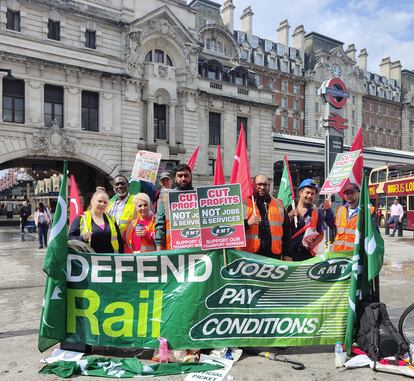 Un piquete informativo de los trabjadores de los ferrocarriles, este jueves, en la Estación Victoria de Londres