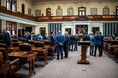 Los legisladores se levantan y conversan durante una sesión, el 18 de agosto de 2025.