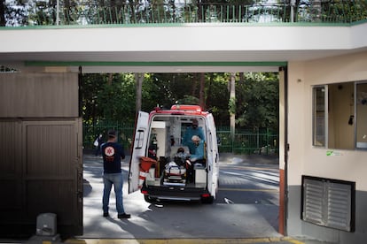 Socorristas avaliam paciente dentro da ambulância enquanto esperam orientação do médico regulador para onde deve levá-la.