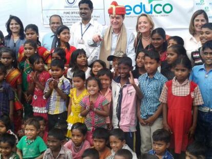 El presidente Artur Mas y su esposa Helena Rakosnik durante su visita al proyecto Educo en Pune.