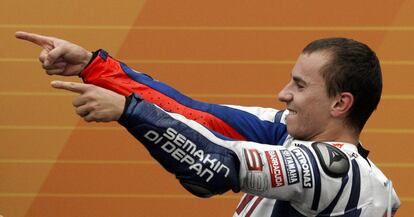 Jorge Lorenzo sube al podio en Malasia y gana el título de MotoGP, el primero de un español en la categoría reina desde que lo lograra Crivillé en 1999.