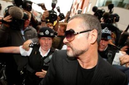 George Michael, después de declarar por conducir bajo los efectos de las drogas. Fue en Londres en 2010.