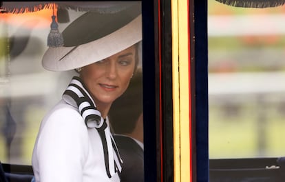Kate Middleton mira por la ventana de la carroza durante su participación en el desfile 'Trooping the Colour', en Londres. 