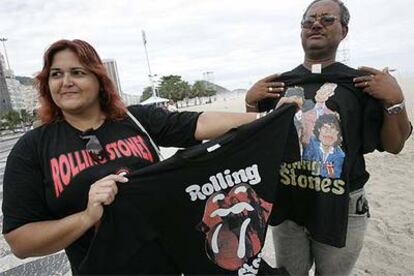 Camisetas con rótulos de los Rolling Stones se venden en grandes cantidades en Copacabana.