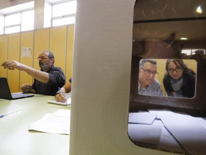 Urna electoral en un instituto de Terrassa el 9 de noviembre.