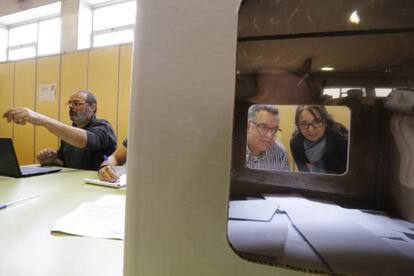 Urna electoral en un instituto de Terrassa.