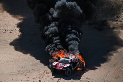 El Dakar ha arrancado este domingo en Arabia Saudí. El recorrido tendrá 7.856 kilómetros, 5.097 cronometrados y la arena será la protagonista, pues cubrirá el 75% del total. Lucharán por el título 144 motos, 23 quads, 83 coches, 46 side by side y 46 camiones. La competición se distribuirá en doce etapas, dos de ellas etapas maratón (en las que no se permite la intervención de las asistencias); luego descansará en Riad, la capital del reino, y culminará en Qiddiya, a donde espera llegar Fernando Alonso, la gran atracción de esta edición.    05/01/2020 ONLY FOR USE IN SPAIN