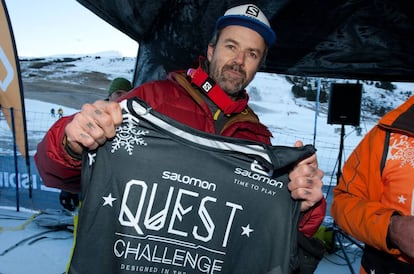 Pau Donés muestra su dorsal en la Salomon Quest Challenge Baqueira Beret