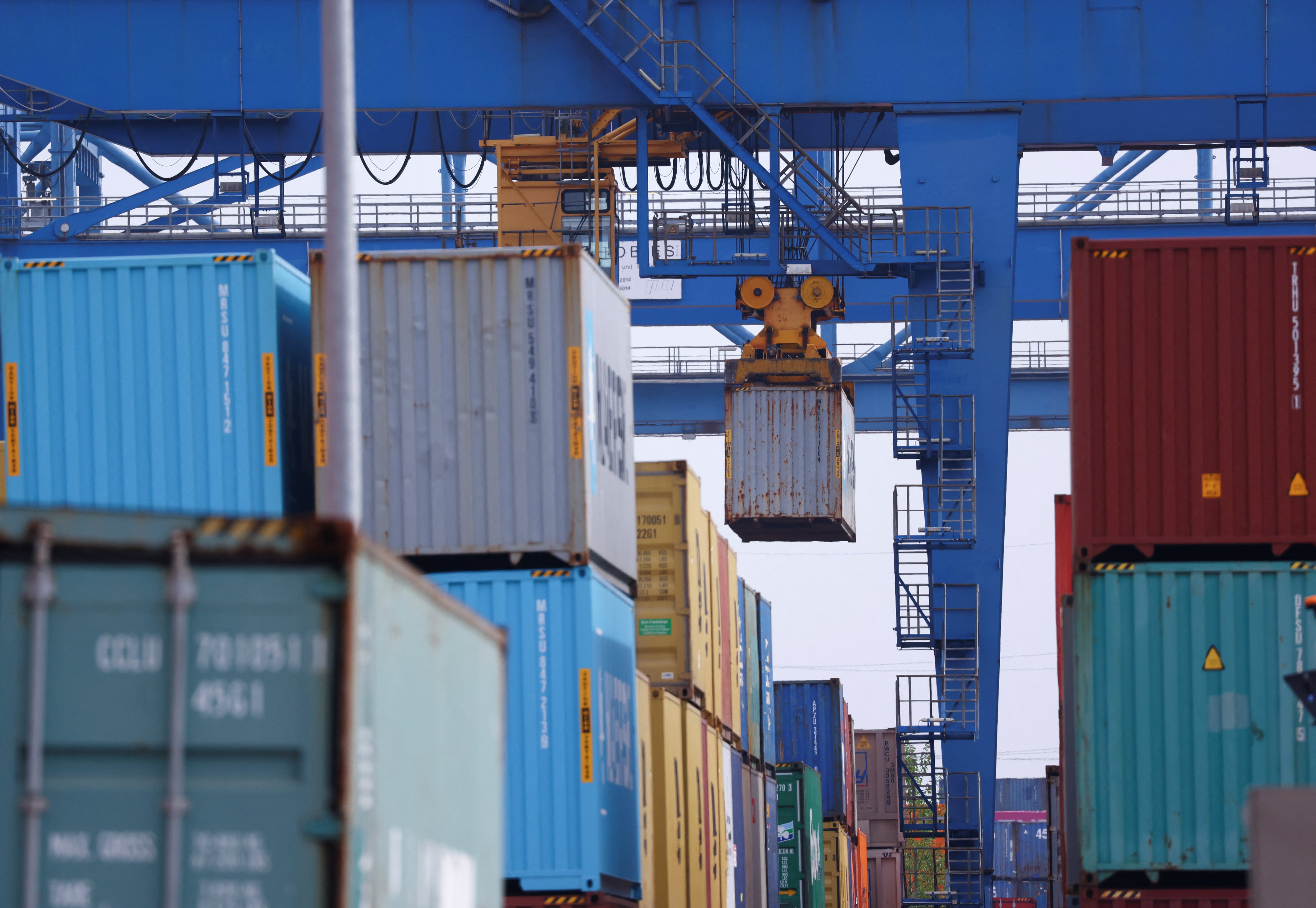 Una grúa levanta contenedores en una terminal de carga en el puerto de Duisburg (Alemania), el 14 de julio de 2025.