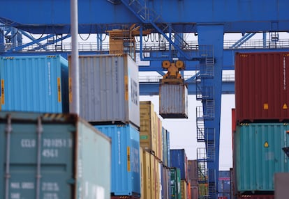 Una grúa levanta contenedores en una terminal de carga en el puerto de Duisburg (Alemania), el 14 de julio de 2025.