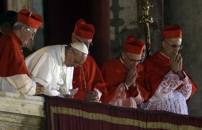 El papa Francisco, junto algunos cardenales, en el balcón principal de la Basílica de San Pedro.
