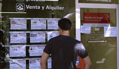 Vista de un escaparate de una inmobiliaria en Madrid. 