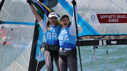 A dupla brasileira Martine Grael e Kahena Kunze celebra a medalha de ouro nos Jogos Olímpicos de Tóquio nesta terça-feira, 3 de agosto.