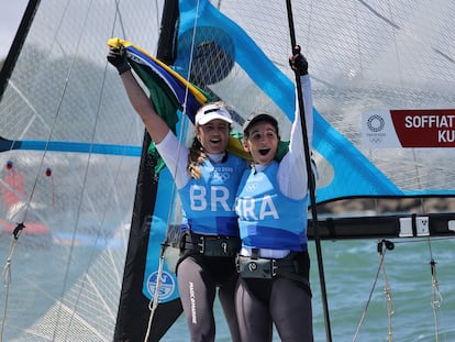 A dupla brasileira Martine Grael e Kahena Kunze celebra a medalha de ouro nos Jogos Olímpicos de Tóquio nesta terça-feira, 3 de agosto.