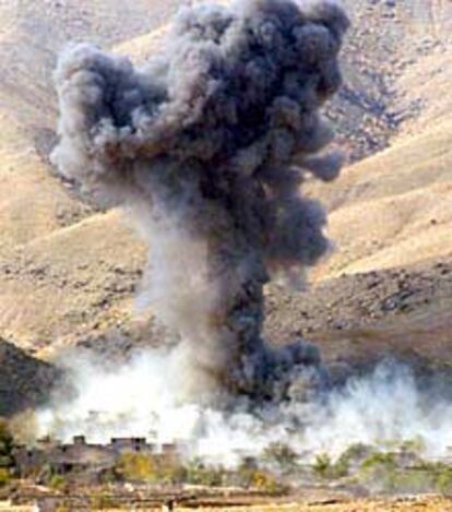 Una bomba estalla junto al pueblo de Rahesh, en la llanura Shomali, a 65 kilómetros de Kabul.