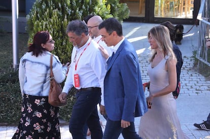 El presidente del gobierno en funciones, Pedro Sanchez, tras votar en Pozuelo de Alarcón acompañado de su esposa, Begoña Gómez. El líder socialista ha hecho un llamamiento "a la movilización" porque, en sus palabras, en estos comicios España "se juega el futuro de los próximos cuatro años".