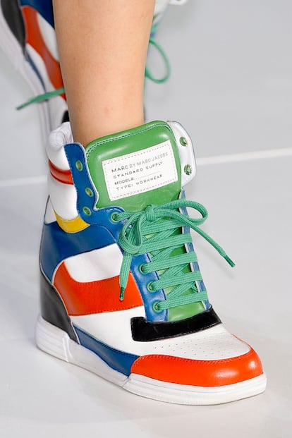 Detalle de las zapatillas de Marc Jacobs durante su desfile de primavera-verano 2012.