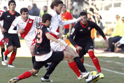 Michu se lleva el balón entre Coke y Reyes.