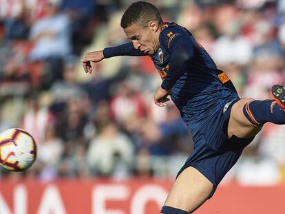 Rodrigo trata de controlar el balón ante el Girona.