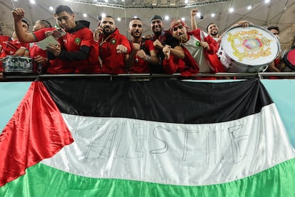 Aficionados de Marruecos con la bandera de Palestina durante el partido de cuartos de final contra Portugal en el estadio Al Thumama, el pasado sábado.