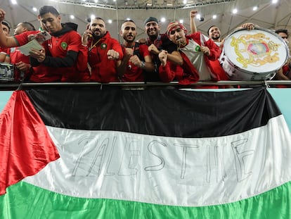 Aficionados de Marruecos con la bandera de Palestina durante el partido de cuartos de final contra Portugal en el estadio Al Thumama, el pasado sábado.