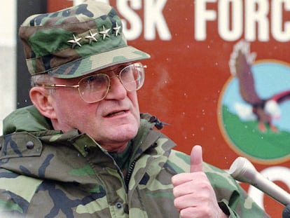 John Shalikashvili en 1996 en Tuzla, en el norte de Bosnia.