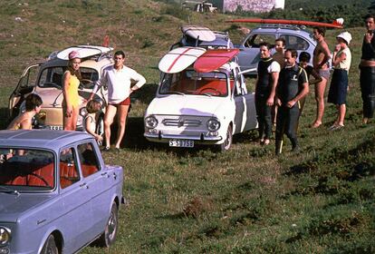Miembros del Centro de Investigaciones Submarinas, que formaron uno de los primeros clubes de surf de España. En la imagen, un surfari por Loredo (Cantabria) en 1966.