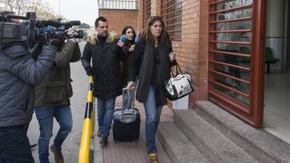 La madre de Nadia, Marga Garau, accede a la prisión de Lleida rodeada de periodistas.