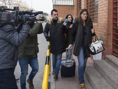 La madre de Nadia, Marga Garau, accede a la prisi&oacute;n de Lleida rodeada de periodistas.