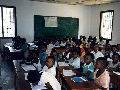 Alumnos del Instituto Santa Catalina en Guinea Ecuatorial.