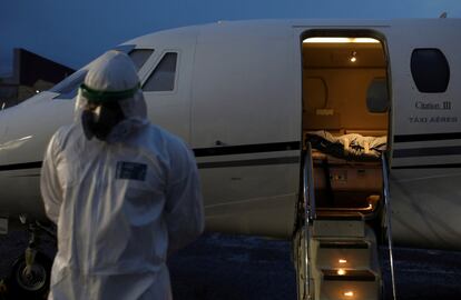 Personal sanitario junto a un avión que ha trasladado el cuerpo de un indígena fallecido por coronavirus desde la zona de São Gabriel da Cachoeira a Manaos (Brasil). El país se coloca en la tercera posición después de sumar 14.300 positivos por coronavirus en las últimas 24 horas, acumulando 255.368 personas contagiadas y 16.853 fallecidos.