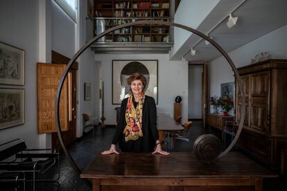 Marta Chirino, hija del escultor Martín Chirino, en el salón de la casa de Morata de Tajuña (Madrid).