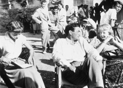<i>Vacaciones en Roma</i> (1953) es una joya para todo mitómano. Dos grandísimos actores se dan cita en esta romántica aventura a lomos de una vespa por las calles de Roma. En la foto, Audrey Hepburn y Gregory Peck se dan un descanso en el rodaje de la película de William Wyler.