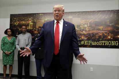El presidente Donald Trump comparece ante los medios de comunicación durante la visita el centro de operaciones de emergencia de El Paso.