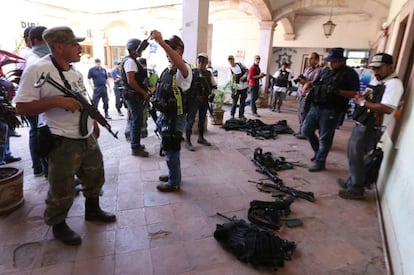 Self defense forces take over the mayor's office in Parácuaro.