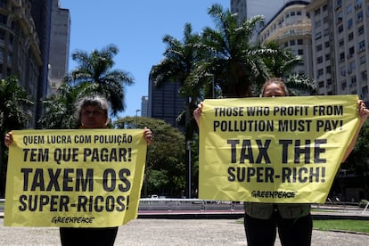 Activistas de la organizacin Greenpeace protestan a las afueras de la cumbre. 