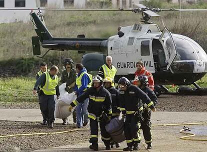 En la zona de la galería trabajan unas 70 personas entre miembros de la Guardia Civil, el Consorcio de Bomberos de Tenerife, la Cruz Roja, el Grupo de Intervención de Emergencias del Gobierno canario y Ayuda en Emergencias ANAGA, así como miembros de la Policía Local. En la imagen, miembros de la Guardia Civil transportan los cadáveres de las víctimas, una vez rescatadas.