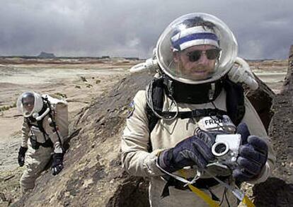 Los comandantes de la NASA Gus Frederick y Greg Drayer, en las inmediaciones de la Estación de Investigación del Desierto Marciano.