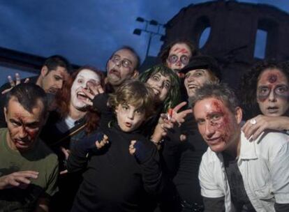 Desfile de <i>zombies</i> durante el Festival <i>friki</i> en la plaza de Agustín Lara de Lavapiés.